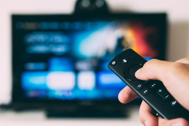 テレビを操作している画像